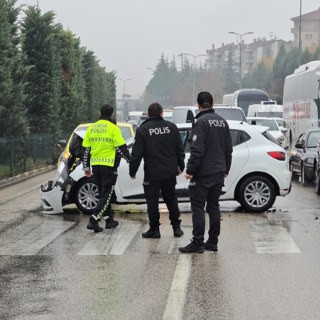 Karabük'te ciple çarpışan otomobilin sürücüsü yaralandı