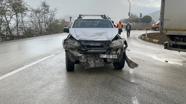Kastamonu'da üç aracın karıştığı kazada 2 kişi yaralandı