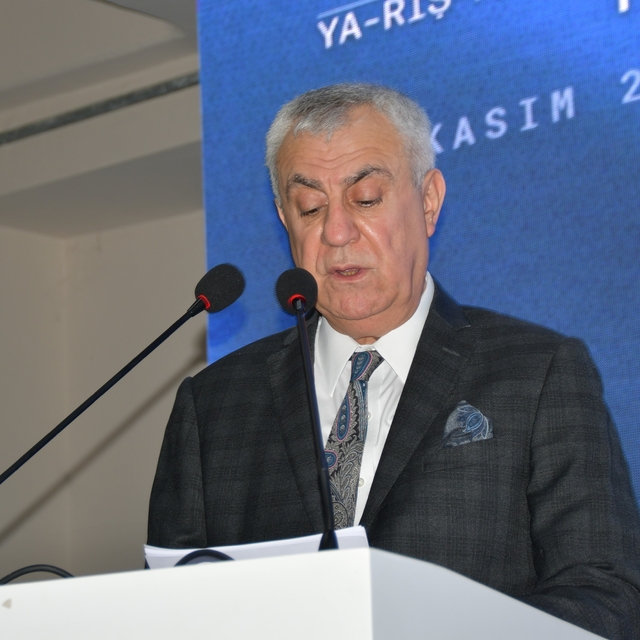 Adana'da düzenlenen dokuma kumaş tasarım yarışmasında ödüller sahiplerini b...