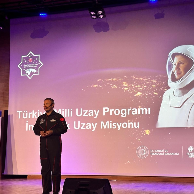 Astronot Alper Gezeravcı, Adana'da okul yöneticileriyle söyleşi yaptı