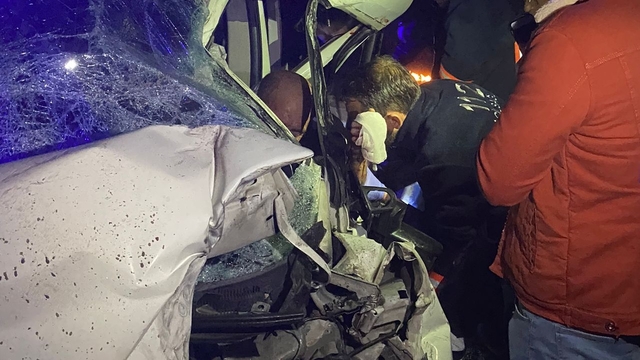 Bursa'da hafif ticari araç ile TIR kafa kafaya çarpıştı; 6 yaralı