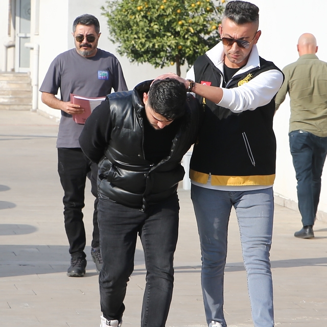 Adana'da bir kişinin bıçaklanarak öldürülmesine ilişkin yakalanan zanlı tut...