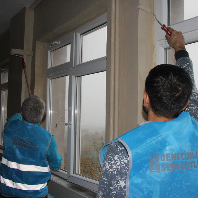 Kocaeli'de yükümlüler, bir ilkokulun boya ve tadilatını yaptı