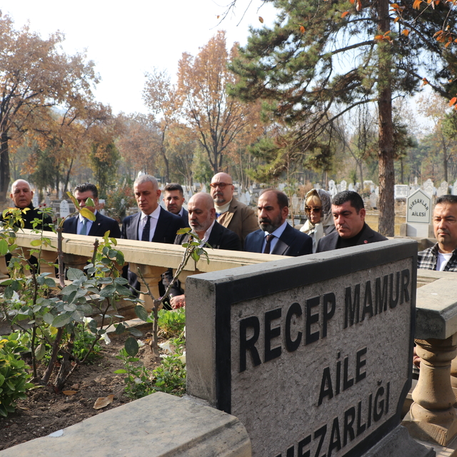 TFF Başkanı Hacıosmanloğlu'ndan, Recep Mamur'un kabrine ziyaret