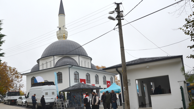 Karamürsel'de Çamçukur Camii ibadete açıldı