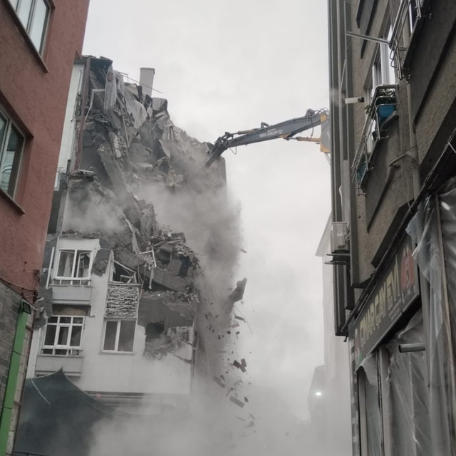 Çorum'da doğal gaz kaynaklı patlamada kullanılamaz hale gelen binanın yıkım...