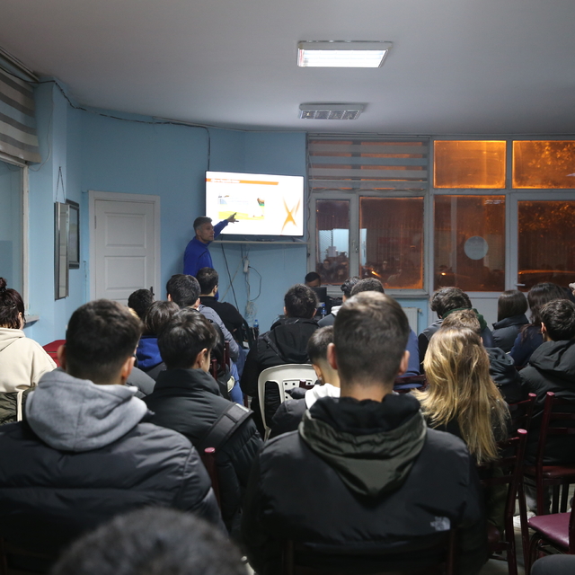 Süper Lig Hakemi Yankaya düzenlenen kursta hakem adaylarıyla bir araya geld...