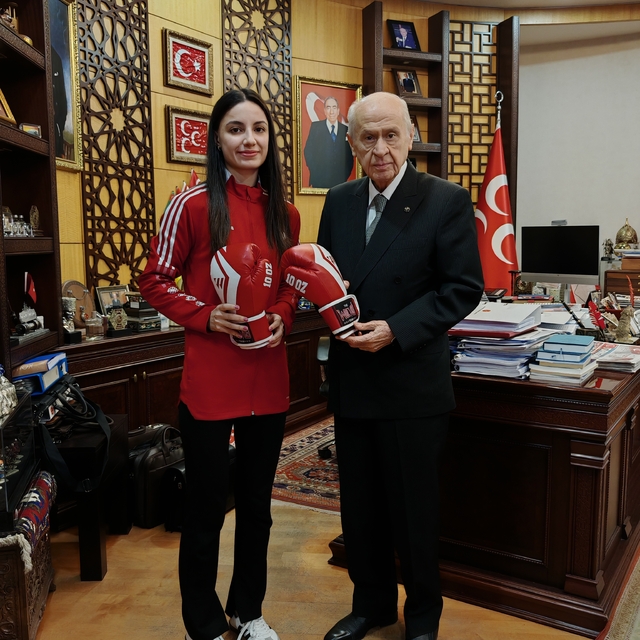 MHP Genel Başkanı Bahçeli, Kick Boks'ta Avrupa üçüncülüğü kazanan Kılınç'ı...