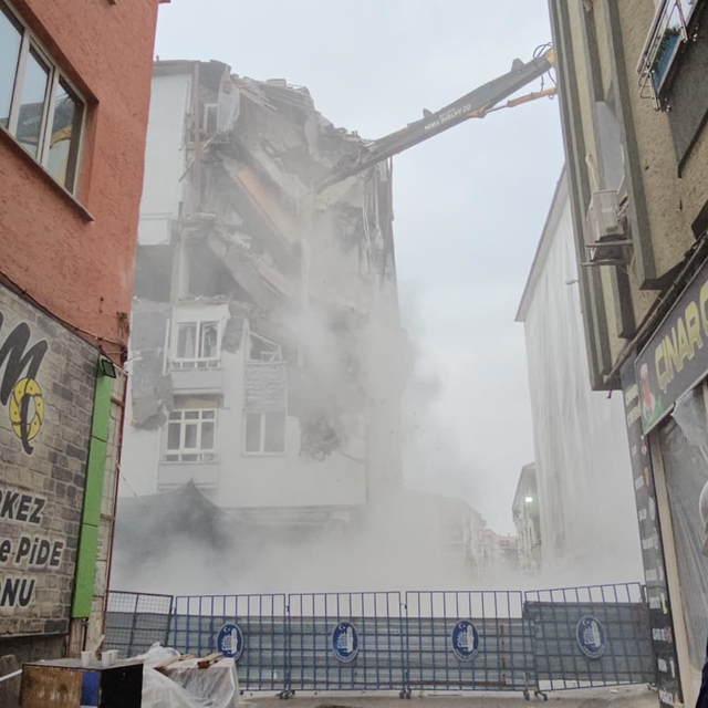 Çorum'da patlamada hasar gören binanın yıkımına başlandı