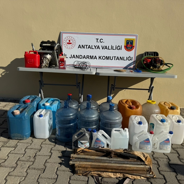 Alanya'da kaçak kazı yapan 3 kişi suçüstü yakalandı