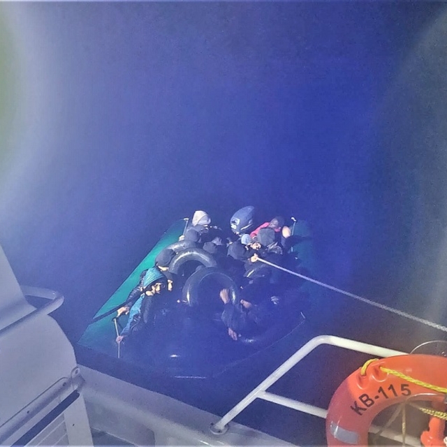 Ayvalık açıklarında 60 düzensiz göçmen yakalandı