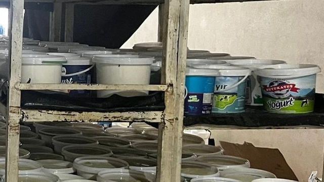 Şanlıurfa'da sağlıksız koşullarda üretilen 500 kova yoğurt ele geçirildi