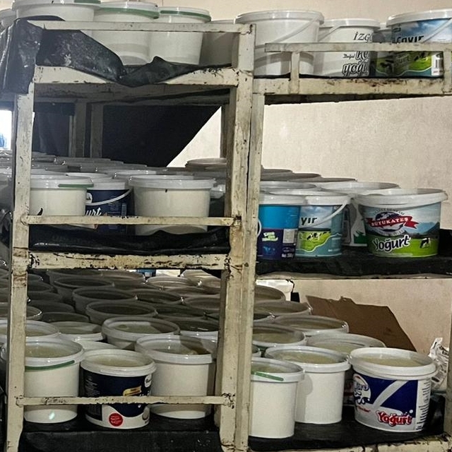 Şanlıurfa'da sağlıksız koşullarda üretilen 500 kova yoğurt ele geçirildi