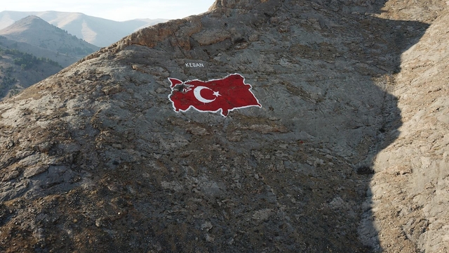 Elazığ'daki 400 metrekarelik kaya haritasını, gönüllüler yeniledi