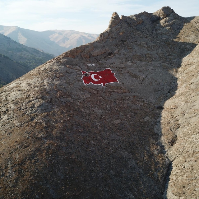 Keban'da dağa çizilen Türkiye haritası boyanarak yenilendi