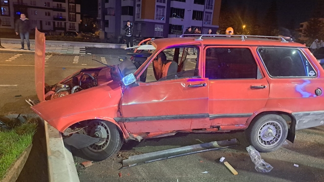 Bolu'da beton bariyere çarpan otomobilde 1 kişi yaralandı