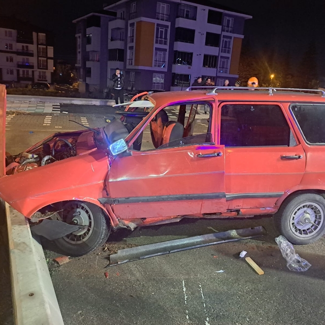 Bolu'da beton bariyere çarpan otomobilde 1 kişi yaralandı