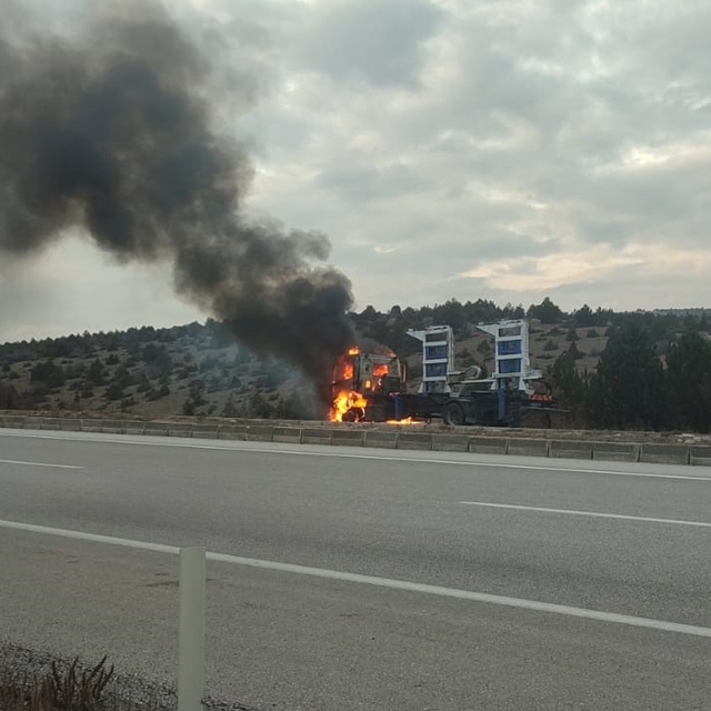 Konya'da seyir halindeyken yanan çekici kullanılamaz hale geldi