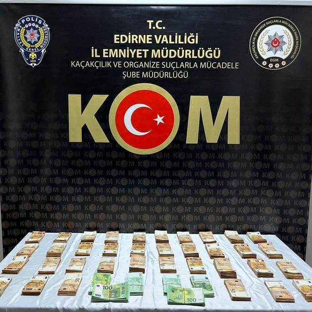 Edirne'de beyan dışı döviz ele geçirildi; 4 gözaltı