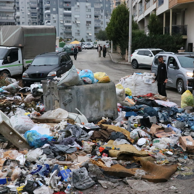 İzmir Buca'daki çöp yığınları tepkilere neden oluyor