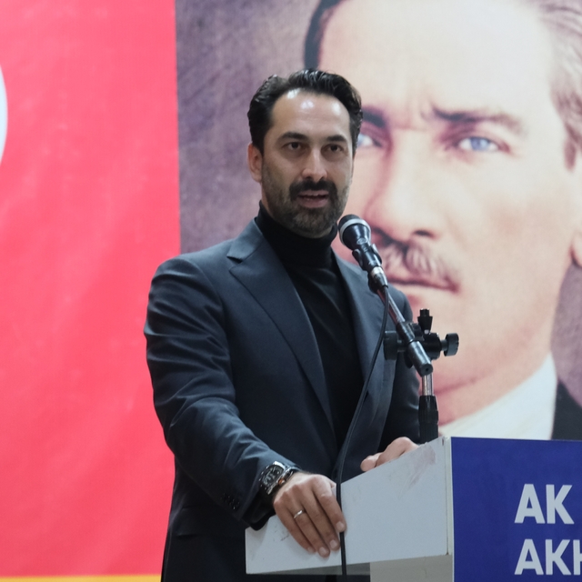 AK Parti'li Arınç'tan Manisa Büyükşehir Belediye Başkanı Zeyrek'e eleştiri