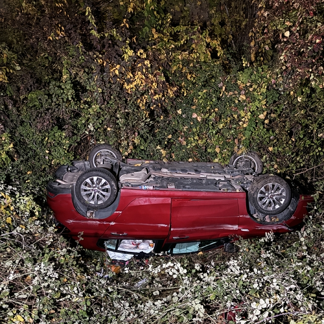 Anadolu Otoyolu'nun Sakarya kesiminde şarampole devrilen otomobildeki 2 kiş...