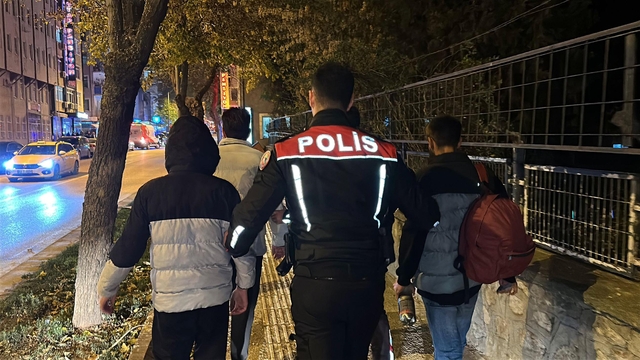 Edirne'de 17 kaçak göçmen ile 1 FETÖ şüphelisi yakalandı