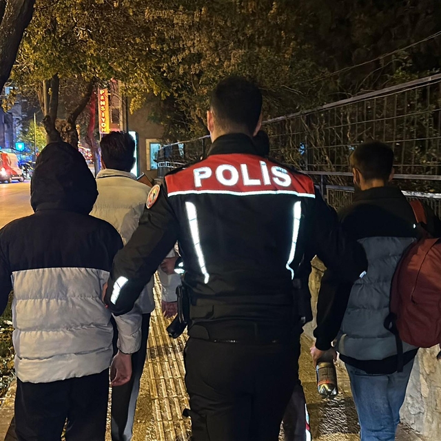 Edirne'de 17 kaçak göçmen ile 1 FETÖ şüphelisi yakalandı