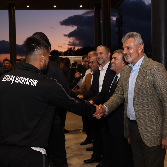 Hatay Büyükşehir Belediye Başkanı Öntürk, Hataysporlu futbolcularla buluştu