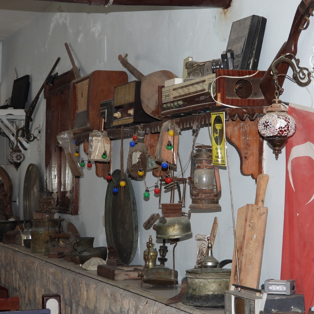 Köyünün kültürünü yaşatmak için iş yerini müzeye çevirdi