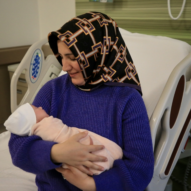 900 gram dünyaya gelen bebeğini 44 gün sonra bağrına bastı