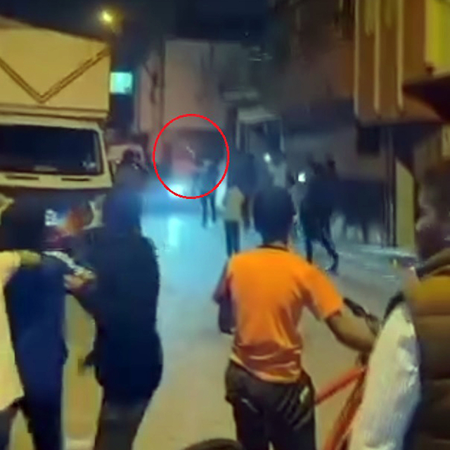 Cezaevinden tahliye olan kişiye sokakta silahlı kutlama