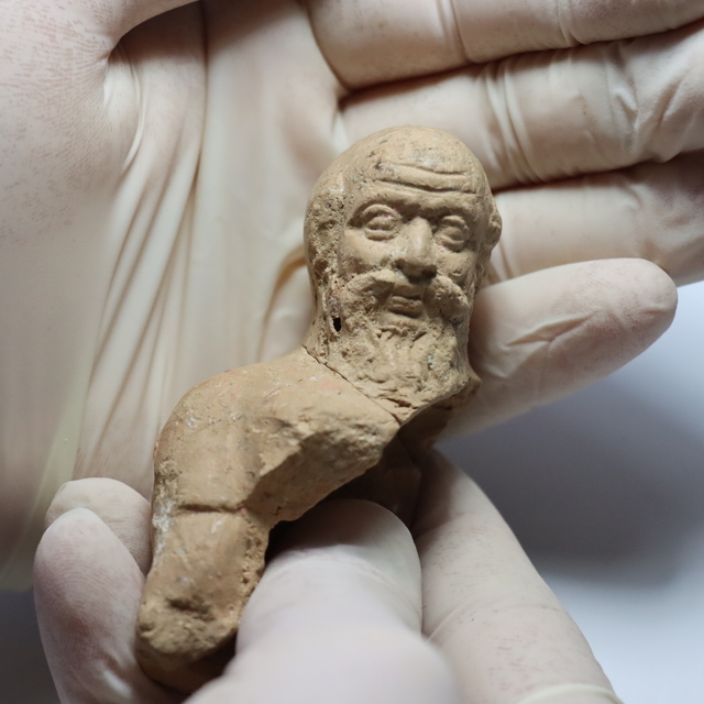 Antakya Antik Hipodrom'un çevresindeki kazılarda iki heykelcik parçası bulu...