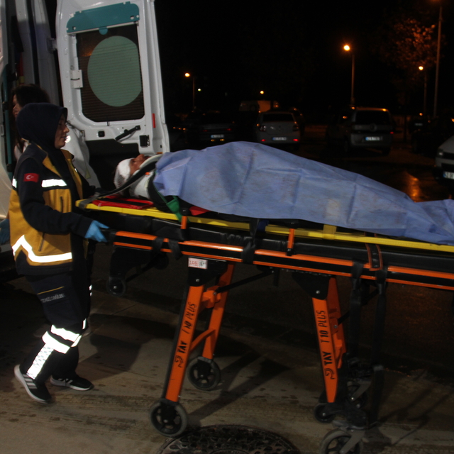 Konya'da kazazedeye yardım için aracından inen sürücü otomobilin çarpması s...