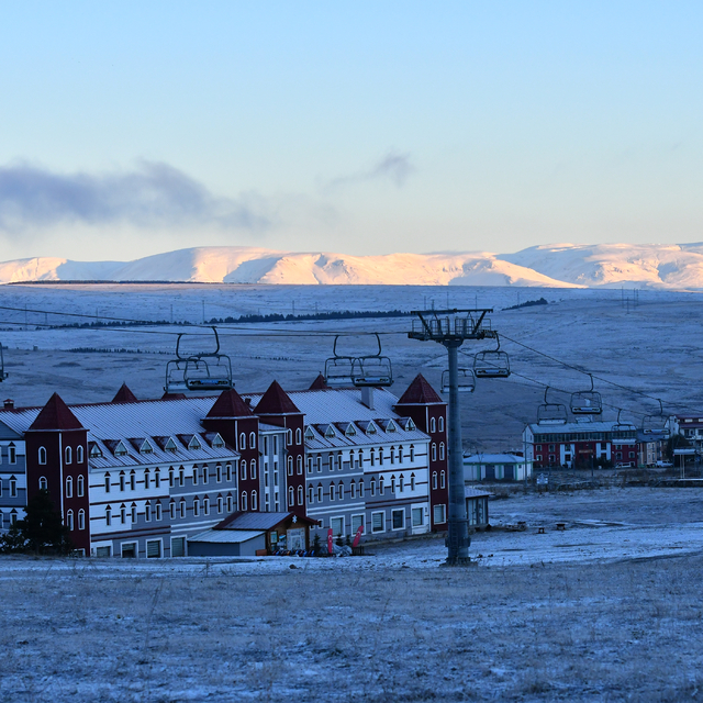 Kars'ta etkili olan kar yağışı etrafı beyaza bürüdü