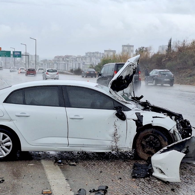 Mersin'de bariyere çarpan otomobildeki 4 kişi yaralandı