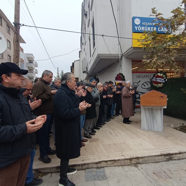 Tekirdağ'da evinde ölü bulunan hemşirenin cenazesi memleketi Edirne'de topr...