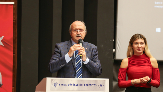 Eski Milletvekili Anbarcıoğlu'nun rol aldığı "Alpagut Dilaverleri" oyunu izleyicilerle buluştu