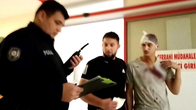 Çiftler arasında bıçaklı 'omuz atma' kavgası; 1 yaralı