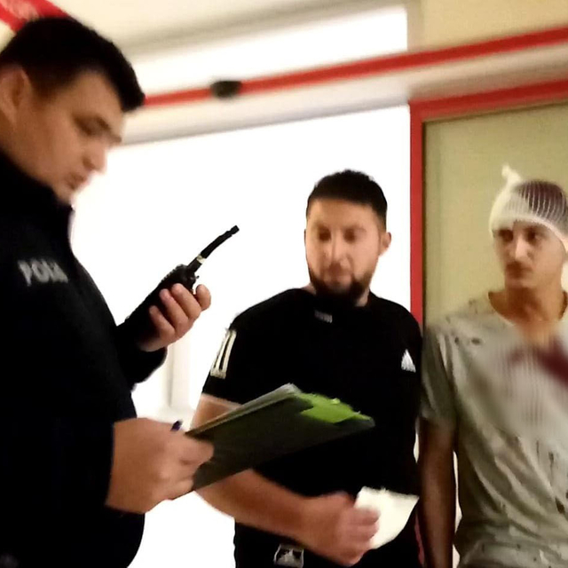 Çiftler arasında bıçaklı 'omuz atma' kavgası; 1 yaralı