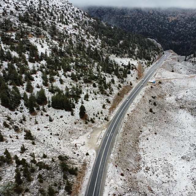 Antalya'yı Konya'ya bağlayan 1825 metre rakımlı Alacabel'e mevsimin ilk kar...