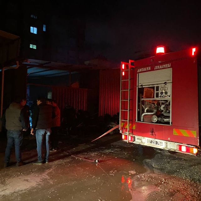 Antalya'da belediye deposunda çıkan yangın söndürüldü