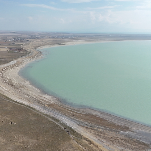 Doğaseverler Arin Gölü kıyısında yürüyüş yaptı