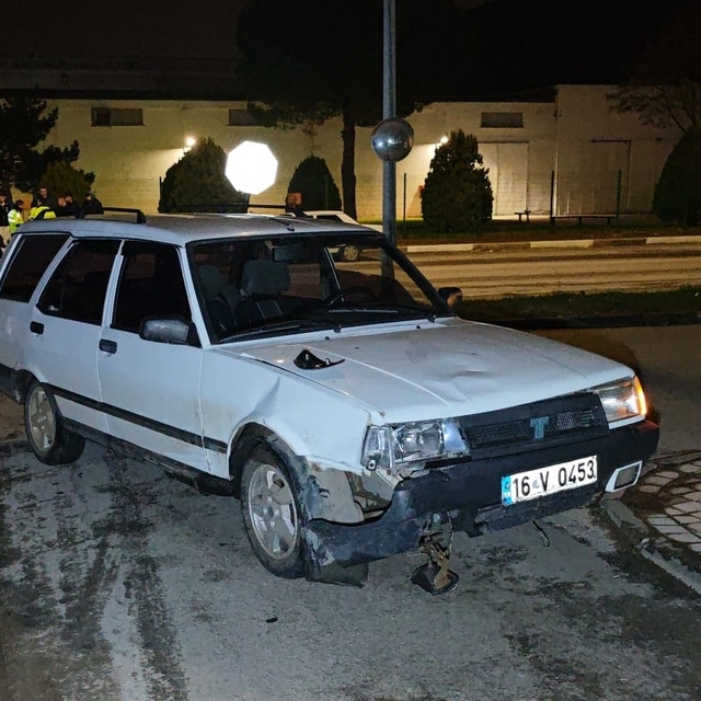 Bursa'da otomobil ile çarpışan motosikletin sürücüsü ağır yaralandı