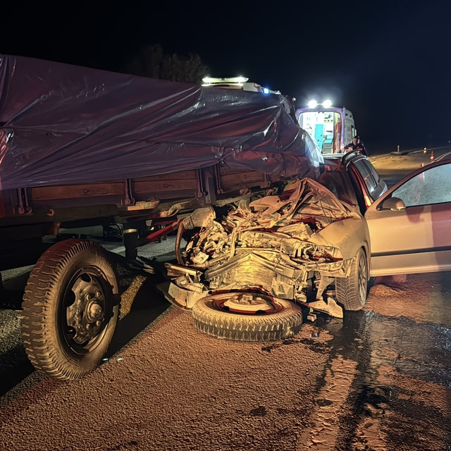 Edirne'de traktörün römorkuna çarpan otomobilde 1 kişi öldü, 1 kişi yaralan...