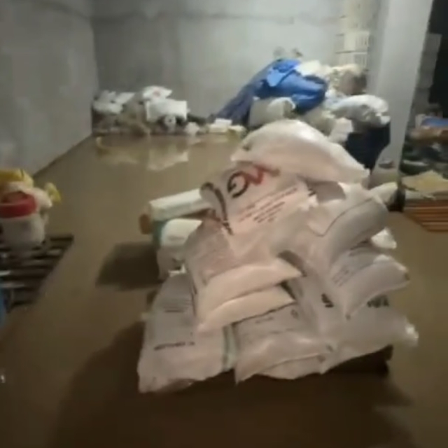 Tarsus'ta sağanak yağmur; ekili arazi, depo ve evleri su bastı