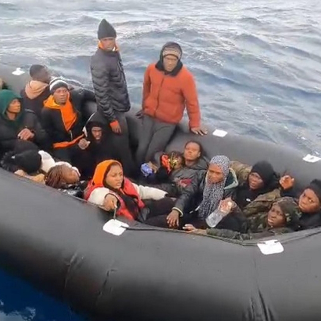 İzmir'de 33 kaçak göçmen yakalandı, 141 kaçak göçmen kurtarıldı