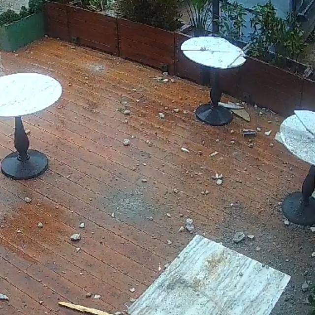 Yıldırımın isabet ettiği binadan kopan parçalar kafeye ve araçlara zarar ve...