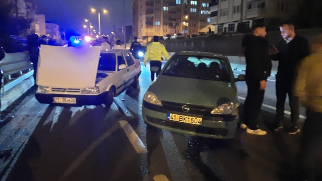 Kocaeli'de iki otomobilin çarpıştığı kazada 1 kişi yaralandı