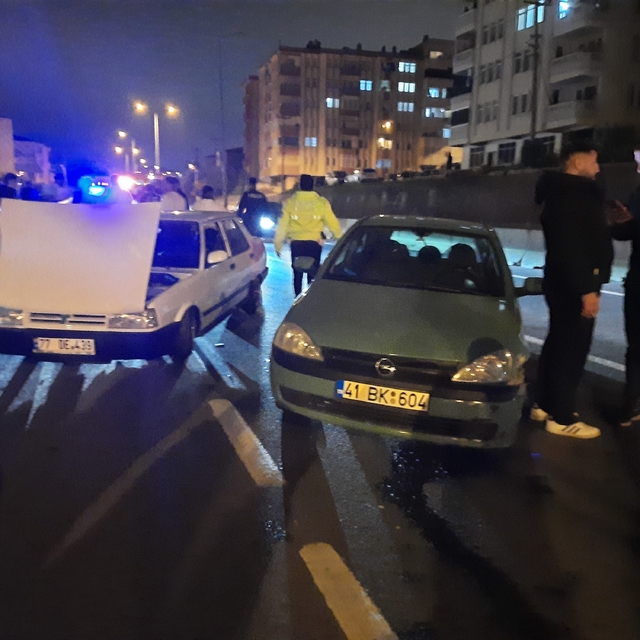 Kocaeli'de iki otomobilin çarpıştığı kazada 1 kişi yaralandı